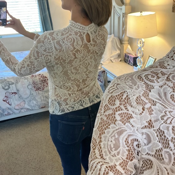 White lace top size M button back of neck - Picture 2 of 6